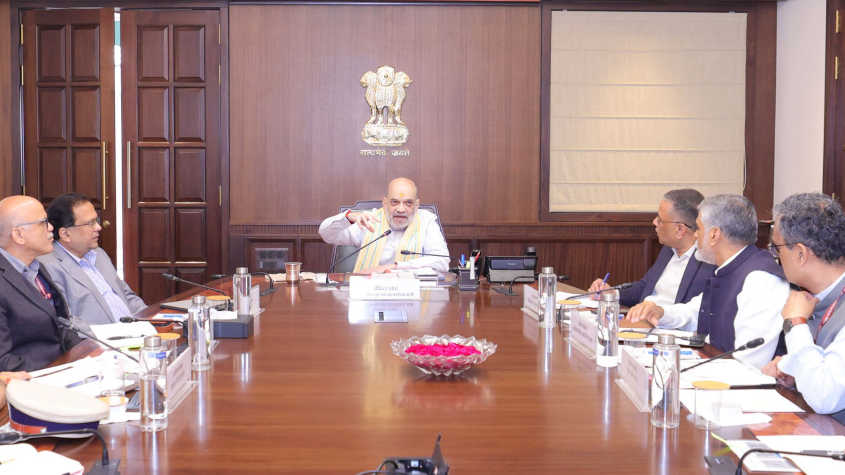 लाल किला कार धमाका साजिशकर्ताओं की तलाश के लिए अमित शाह ने दिए कड़े निर्देश लाल किला कार धमाका साजिशकर्ताओं की तलाश के लिए अमित शाह ने दिए कड़े निर्देश