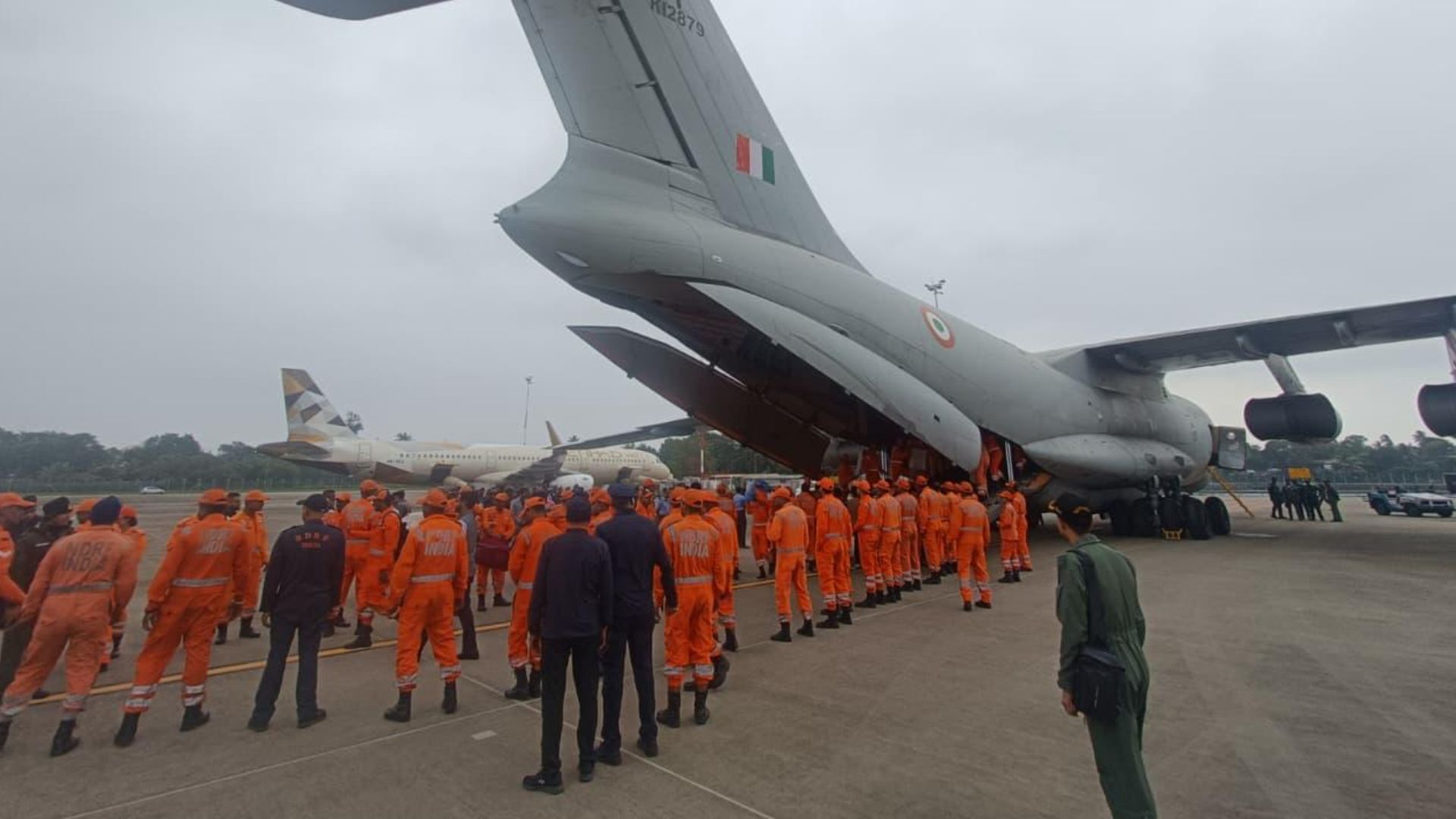 ऑपरेशन सागर बंधु चक्रवात दितवा के बाद के संकट से जूझ रहे श्रीलंका की मदद के लिए भारत आगे आया