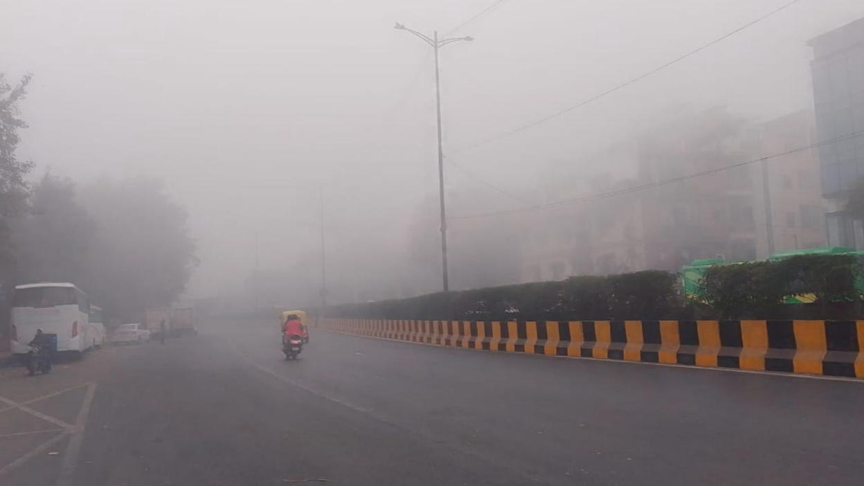 ठंडी और कोहरे भरी सुबह में दिल्ली में वायु गुणवत्ता बेहद खराब दर्ज की गई