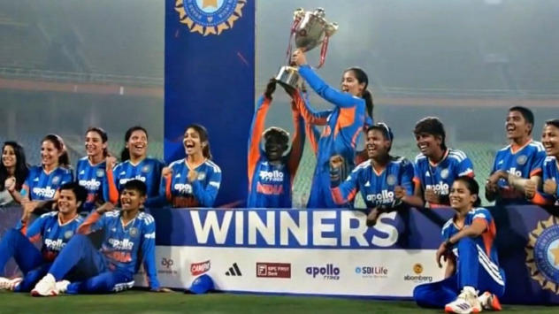 भारतीय महिला टीम ने 5वें टी20 में श्रीलंका महिला टीम को मात देकर सीरीज 5-0 से अपने नाम की भारतीय महिला टीम ने 5वें टी20 में श्रीलंका महिला टीम को मात देकर सीरीज 5-0 से अपने नाम की