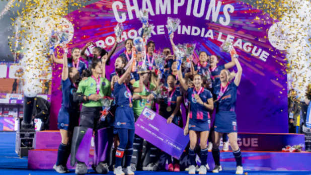 SG पाइपर्स ने बंगाल टाइगर्स को हराकर महिला हीरो हॉकी इंडिया लीग की ट्रॉफी जीती SG पाइपर्स ने बंगाल टाइगर्स को हराकर महिला हीरो हॉकी इंडिया लीग की ट्रॉफी जीती