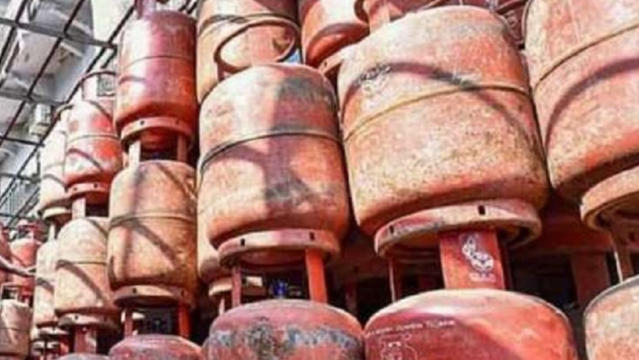 गैस की कमी के डर से दिल्ली भर में LPG बुकिंग में उछाल