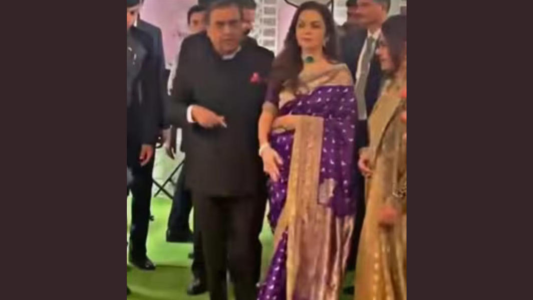 मुदित अडानी–अनन्या दीवानजी की शादी में बैंगनी साड़ी और एमरल्ड नेकलेस में चमकीं नीता अंबानी