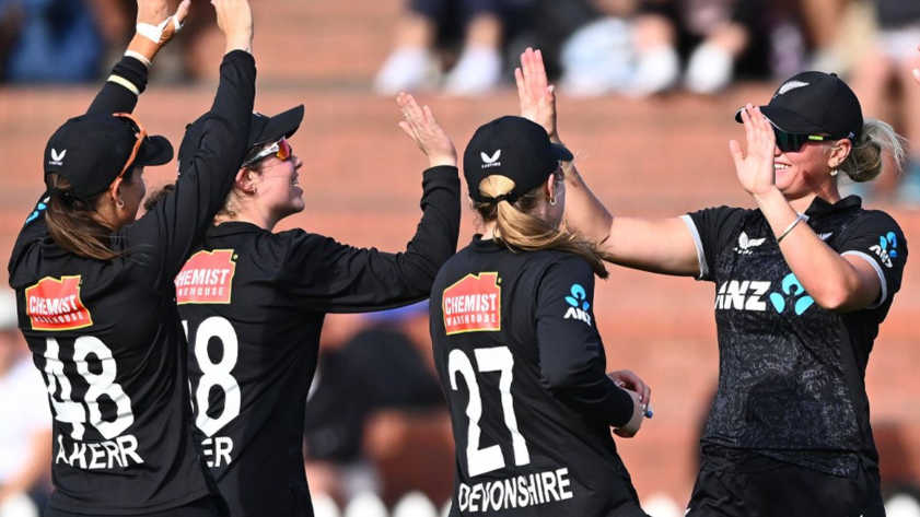 न्यूजीलैंड महिला टीम ने तीसरे ODI में शानदार वापसी के बाद दक्षिण अफ्रीका को हराया, श्रृंखला 2-1 से अपने नाम की न्यूजीलैंड महिला टीम ने तीसरे ODI में शानदार वापसी के बाद दक्षिण अफ्रीका को हराया, श्रृंखला 2-1 से अपने नाम की