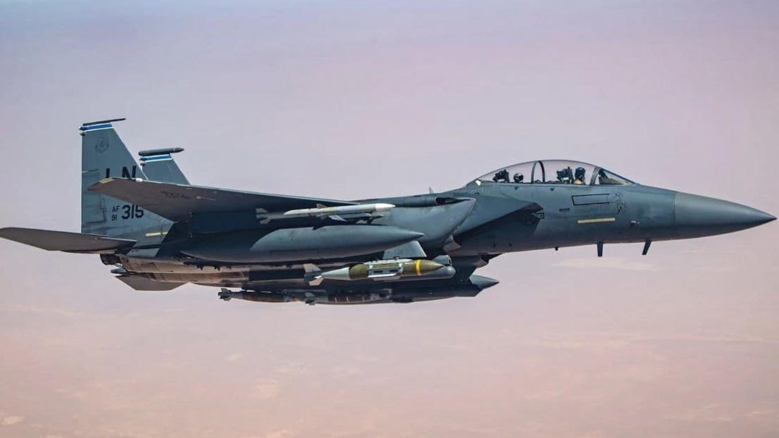 अमेरिकी F-15E लड़ाकू विमान ईरान के ऊपर मार गिराया गया, एक पायलट को बचाया गया।