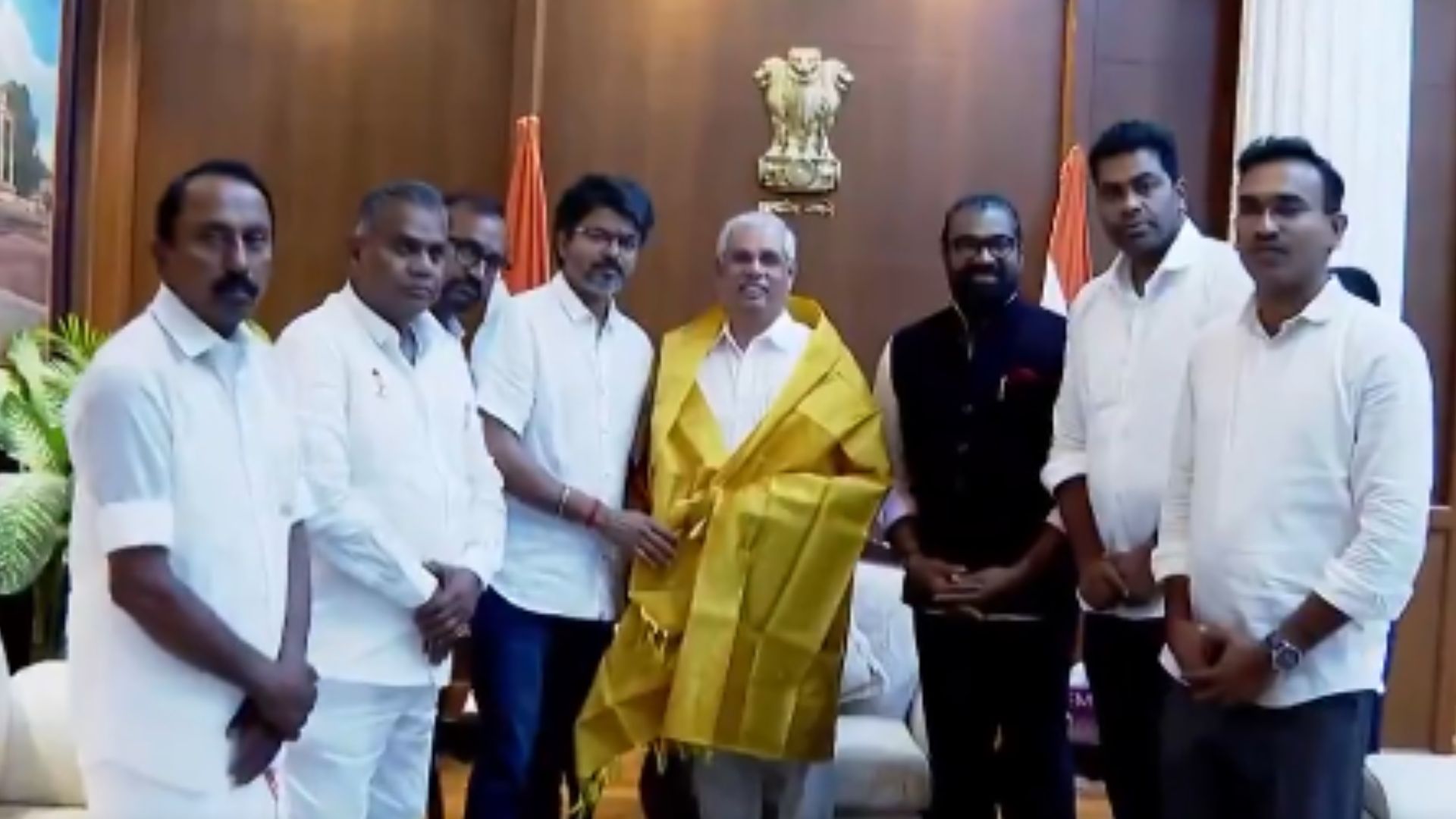 तमिलनाडु में सस्पेंस बरकरार, विजय ने फिर की राज्यपाल से मुलाकात