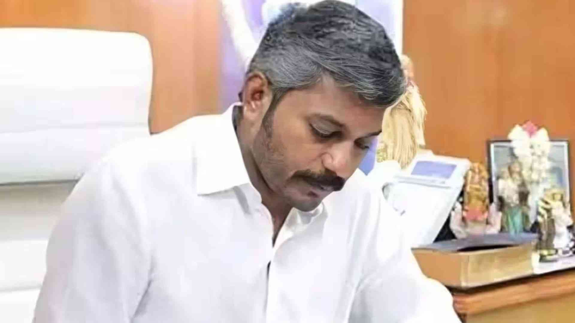 रिश्वत के आरोप से तमिलनाडु विधानसभा में हंगामा, DMK और BJP ने वित्त मंत्री को घेरा