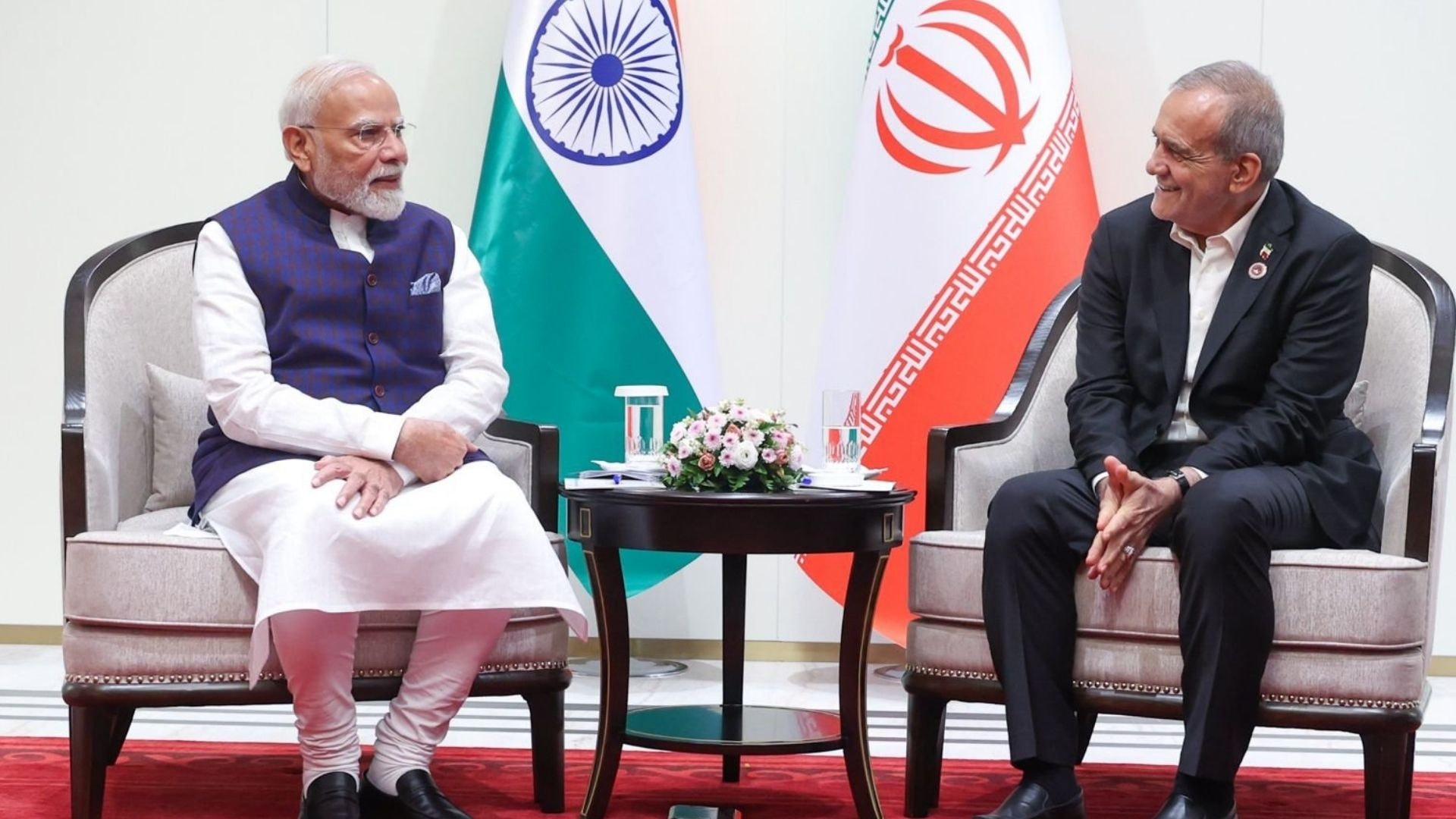SCO शिखर सम्मेलन में प्रधानमंत्री मोदी ने ईरान के राष्ट्रपति पेज़ेशकियान से मुलाकात की