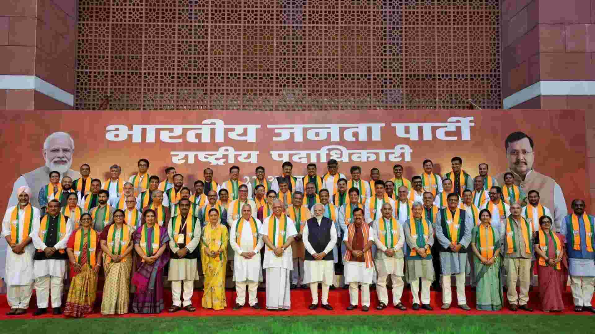 वंदे मातरम् पर भाजपा के प्रस्ताव के बाद प्रधानमंत्री मोदी ने नई भाजपा टीम से मुलाकात की
